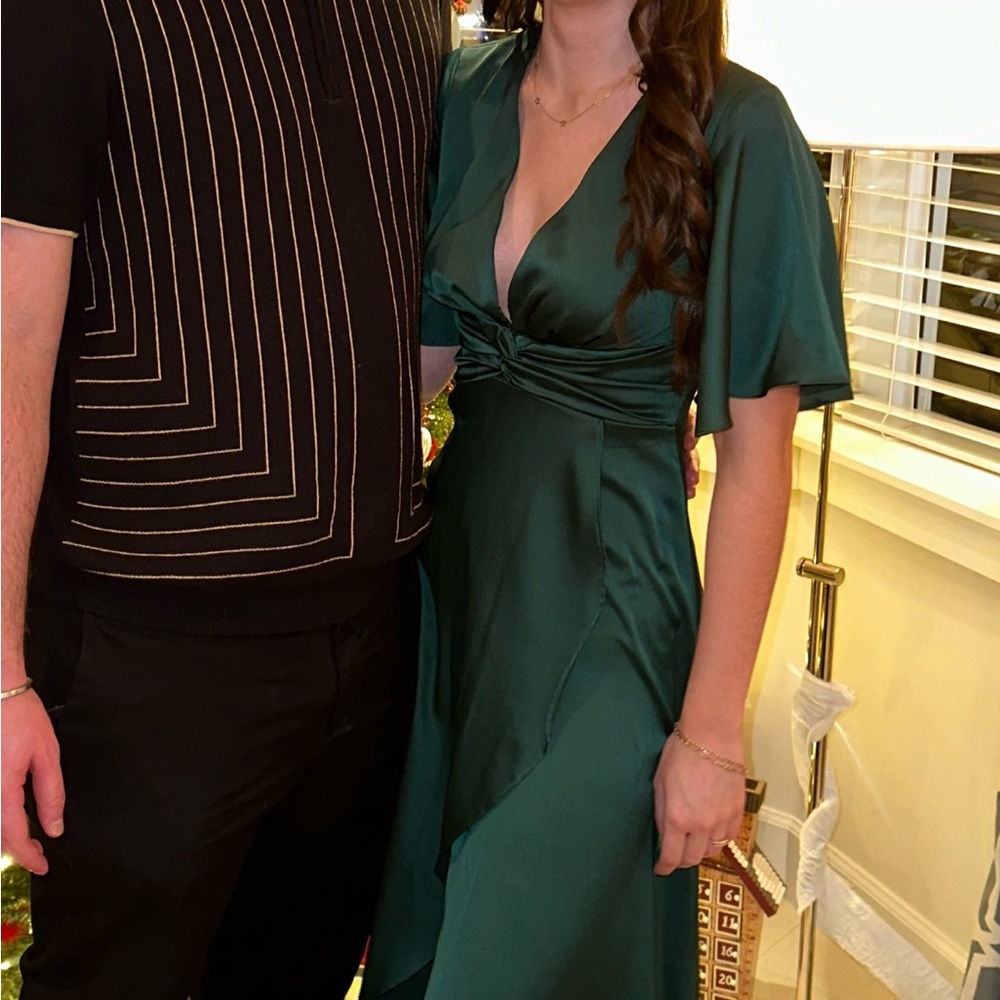 Elegant Green Satin V-Neck Maxi Dress - Picture 4 of 5